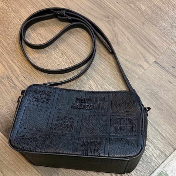 Steve Madden Embossed Black crossbody Bag - Picture 4 of 7
